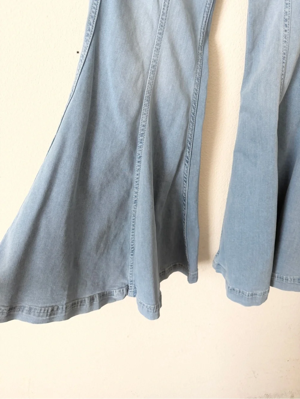 Free People SIZE 25 Cha Cha Flare cropped length stretchy jeans in light wash
